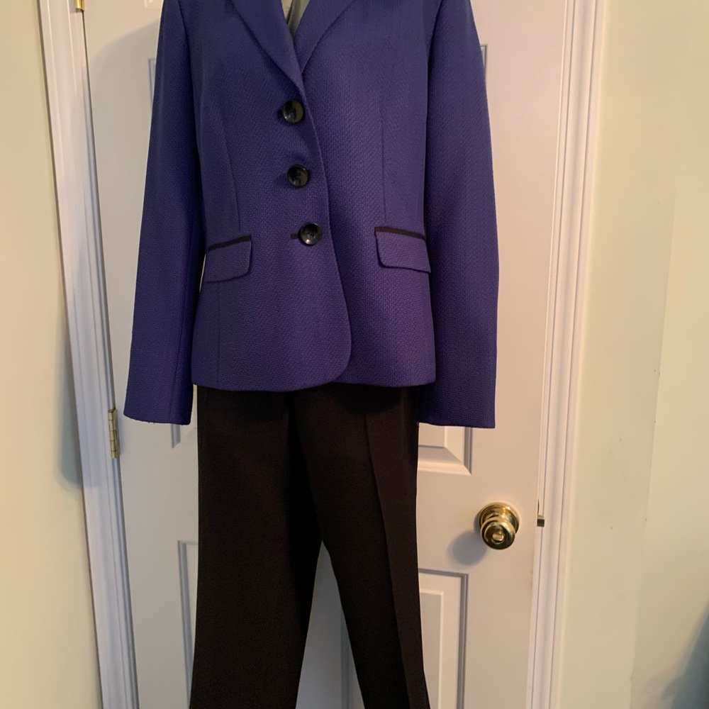 This is a gently worn size 14 Le Suit blazer.